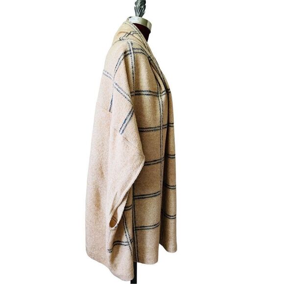 St. John Collection Tan Cardigan Wrap Poncho sz M / L Wool blend - Picture 3 of 9